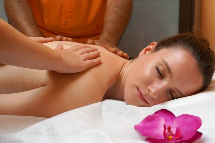 4 hand massage treatment